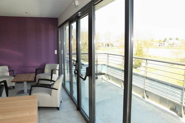 Porte-fenêtre issue de secours avec barre anti-panique