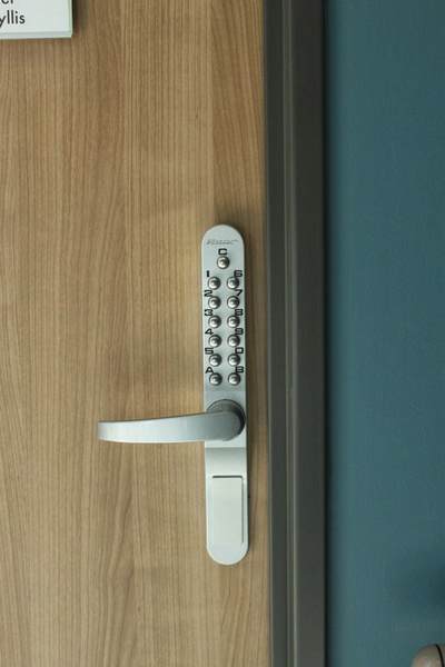 Porte sécurisée avec poignée à digicode