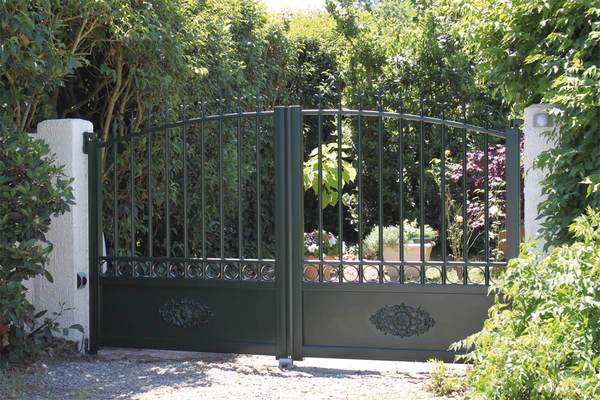 Portail alu battant forme chapeau de gendarme