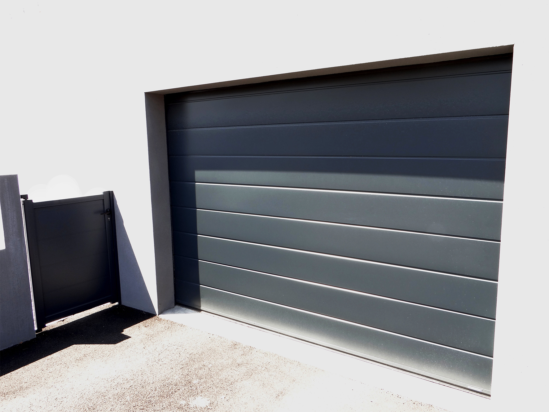 porte de garage rainurée