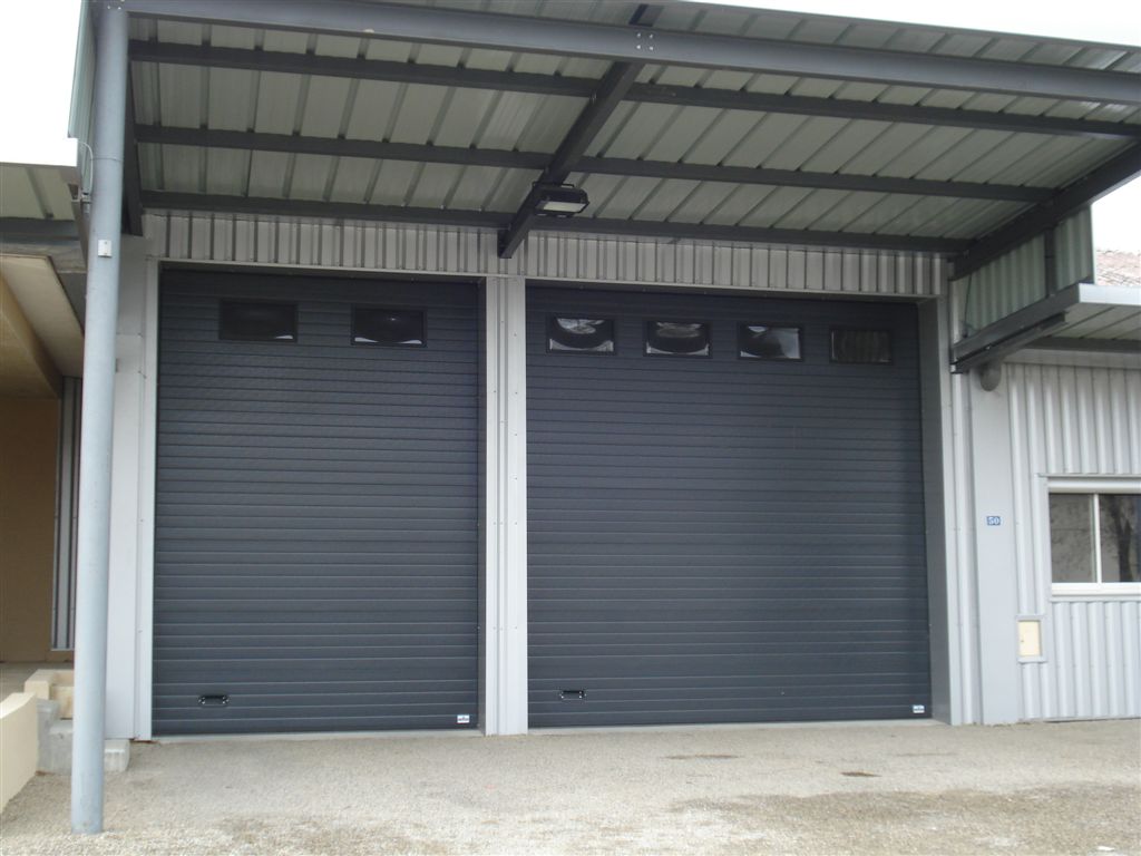 Porte sectionnelle rainurée à hublots