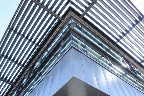 Brise-soleil alu fixé en toiture