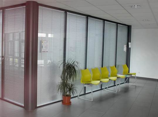 Cloison intérieure alu avec stores intégrés dans le vitrage