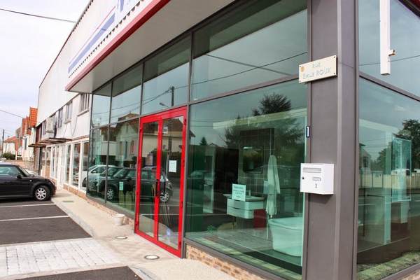 Mur rideau et porte d'entrée intégrée
