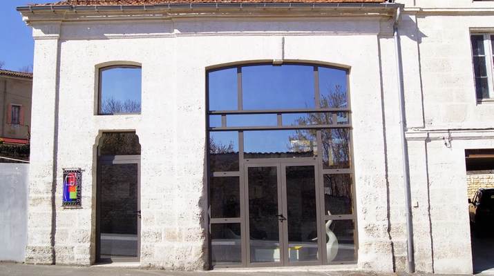 Châssis composé avec vitrages cintrés et portes battante