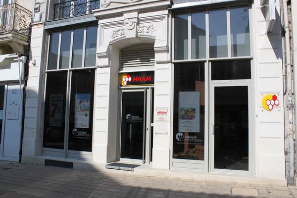 Façade d'agence : vitrages et portes-fenêtres