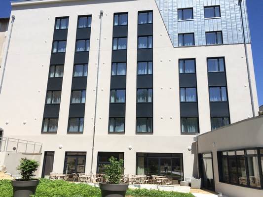 Menuiseries alu pour un hôtel : fenêtres et portes fenêtres