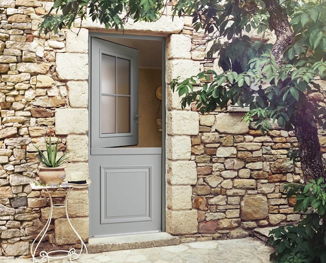 Porte d'entrée en bois ouvrant en deux parties