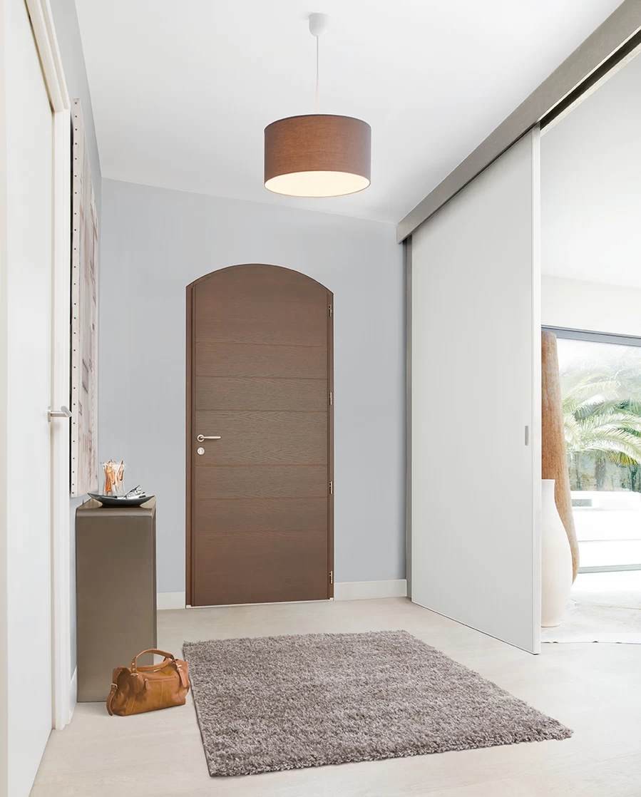 Porte d'entrée en bois cintrée