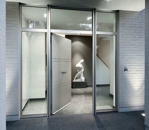 Porte d'entrée alu intégrée dans un ensemble vitré