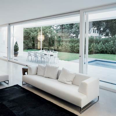 Baie vitrée coulissante en aluminium laqué blanc ©Schüco International KG