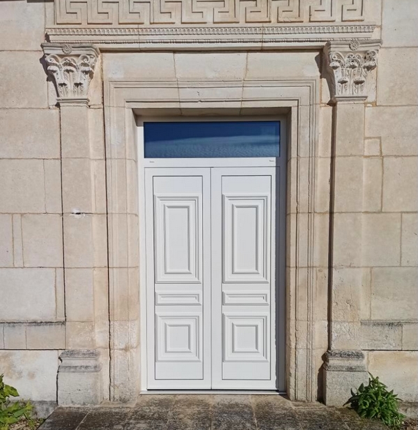 Porte décorative sécurisée à deux vantaux, avec partie haute vitrée