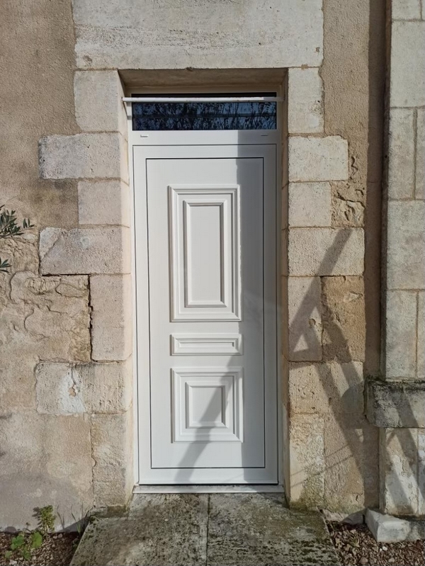 Porte aluminium haute sécurité avec moulures décor, sans poignée extérieure