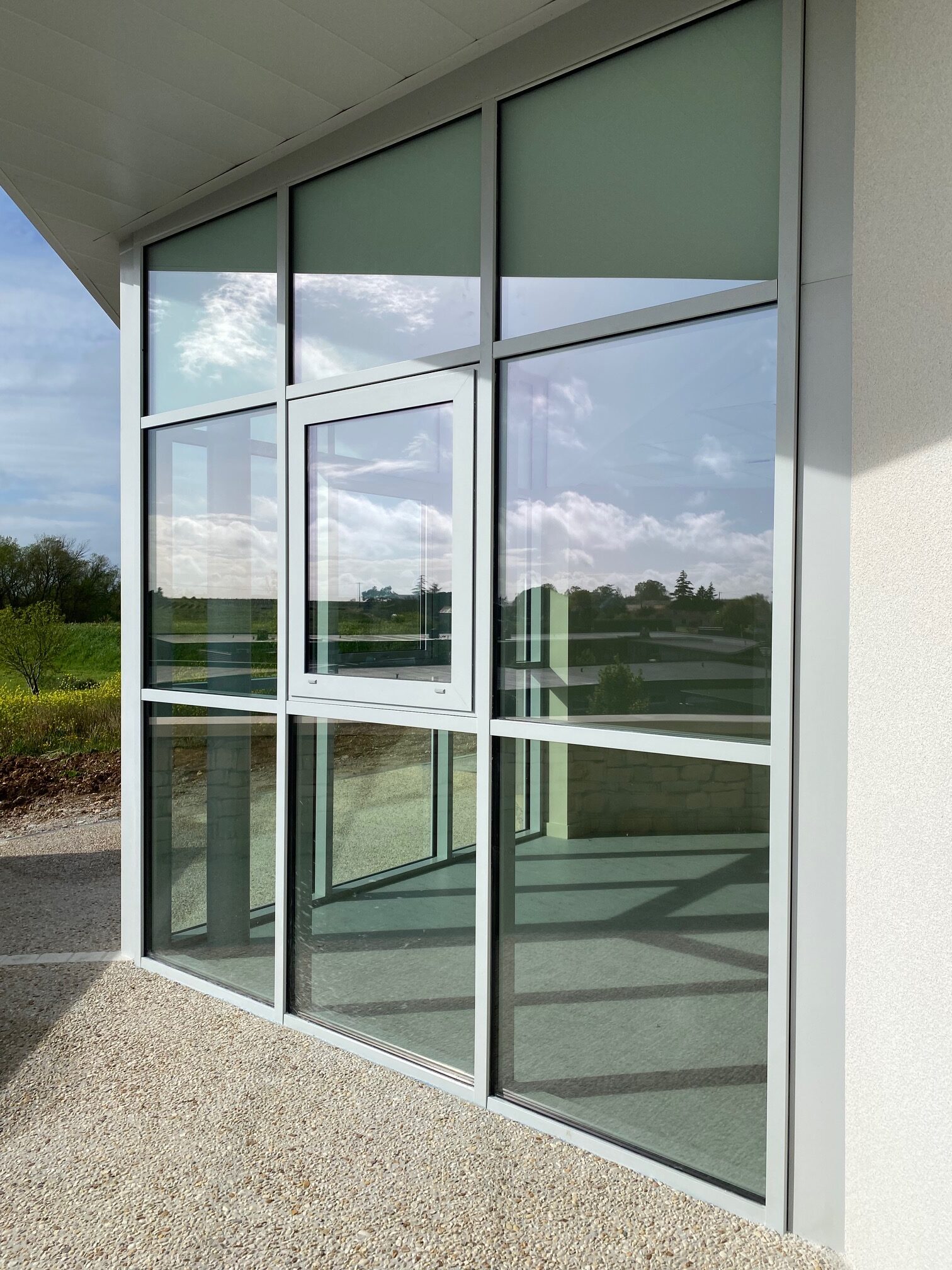 Mur rideau aluminium avec fenêtre intégrée