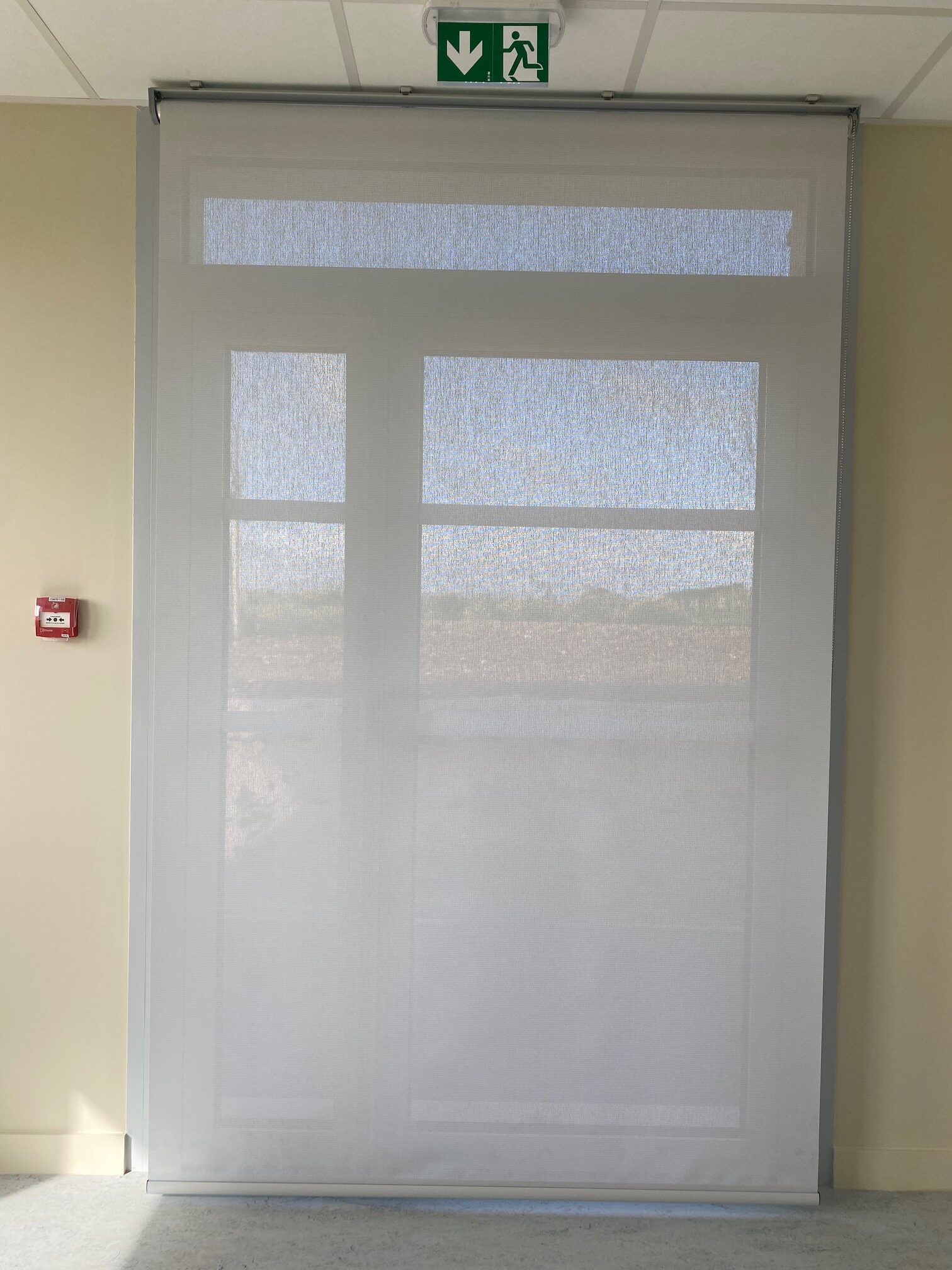 Store brise soleil enroulable sur porte aluminium